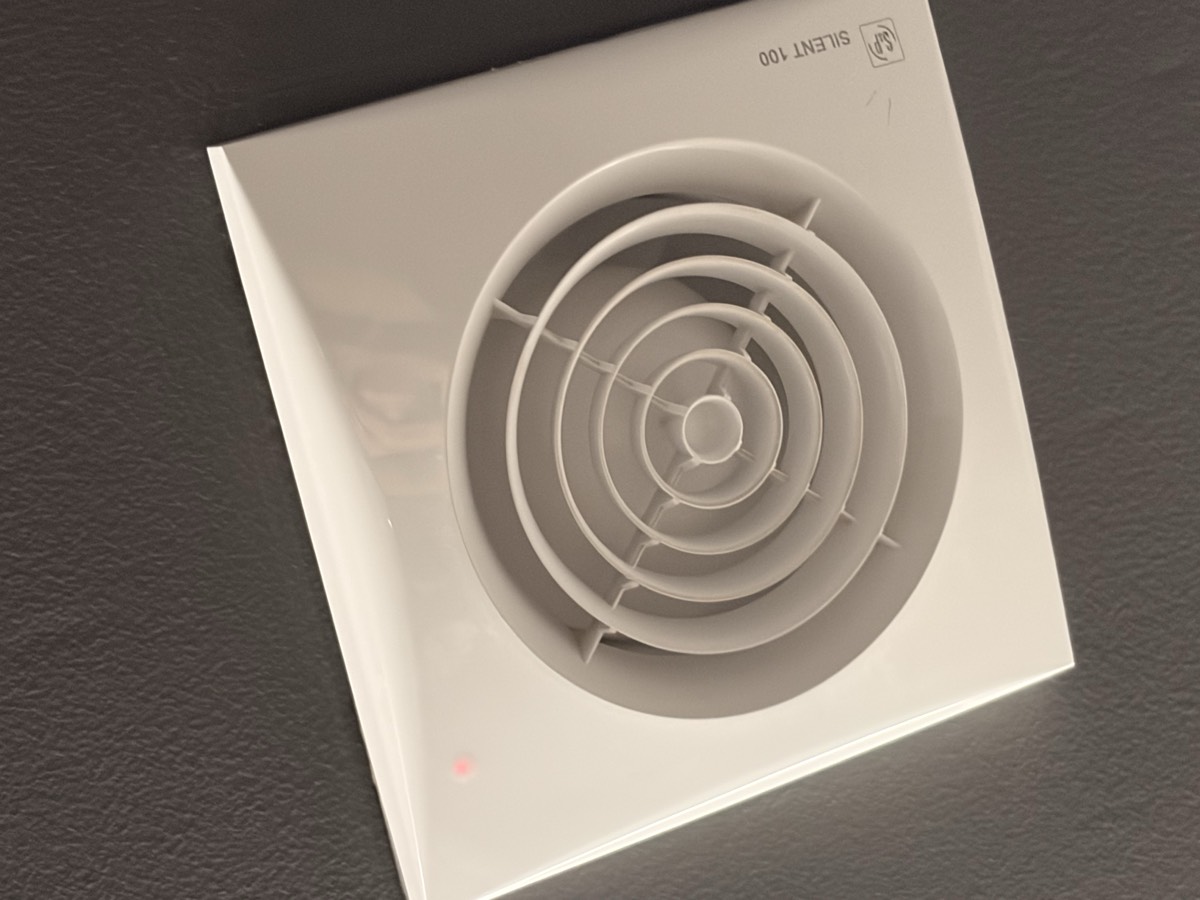 Bathroom exhaust fan for humidity control