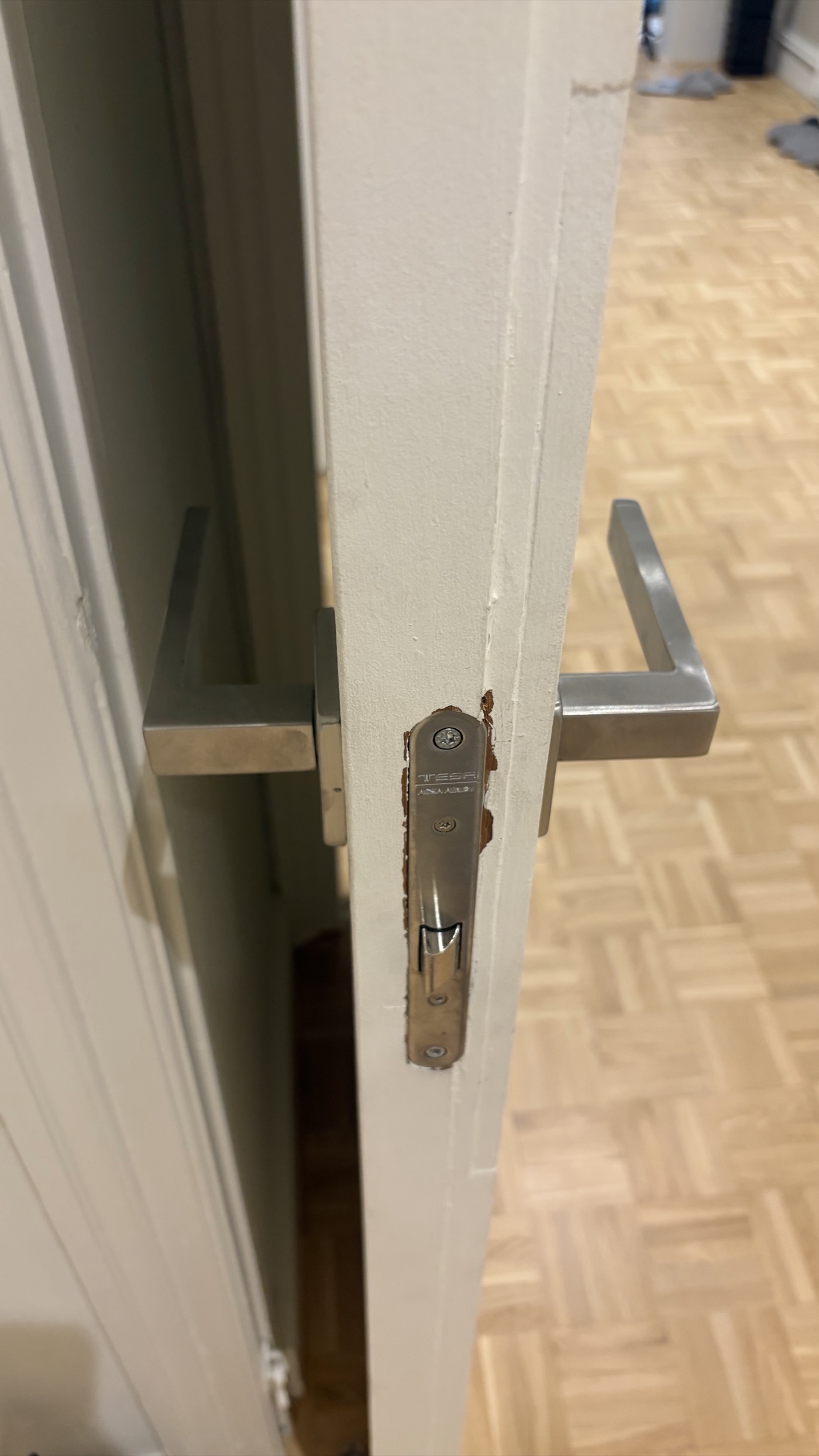 New straight door handle installed on the door